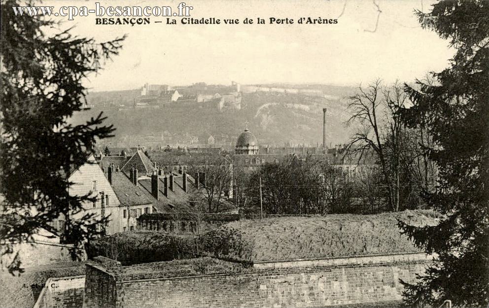 BESANÇON - La Citadelle vue de la Porte d'Arènes